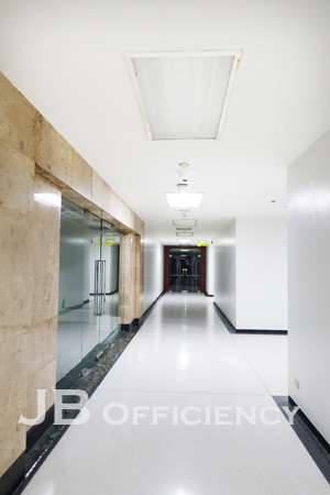 "Charn Issara Tower 2 - Office Space for rent on New Pethburi Road"