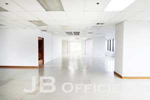 "Charn Issara Tower 2 - Office Space for rent on New Pethburi Road"