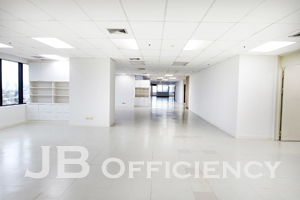 "Charn Issara Tower 2 - Office Space for rent on New Pethburi Road"