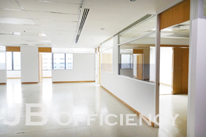 "Charn Issara Tower 2 - Office Space for rent on New Pethburi Road"